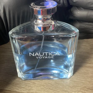 Nautica Voyage  - Fräsch och stilren perfym till sommaren, man kan använda den när som men sommaren luktar den godare. Halva är använd som ni ser på bilden, skriv om ni undrar något!