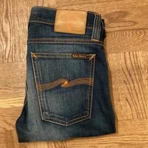 NUDIE JEANS - Helt nya Nudie Jeans till salu!🍾| Stolek: W28 L34 | Skick: 10/10 | Nypris: 1600 | Modell: Tight Long John | Skriv vid frågor och funderingar! Pris kan diskuteras vid en snabb affär 