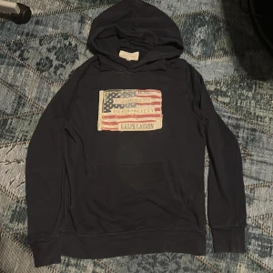 Mörkblå hoodie Ralph Lauren Denim & Supply - PRISET GÅR ATT DISKUTERAS. En mörkblå hoodie från Ralph Lauren denim & supply. Hyfsat sällsynt då Ralph Lauren slutade med denim kollektionen ett bra tag sedan om jag minns rätt. Original priset ligger ungefär på 1500kr om jag minns rätt.Den är väldigt gammal men är i jätte bra skick. Den är endast använd ett fåtal gånger. Den är storlek M men den hade även passat dig som är över 170 cm lång.