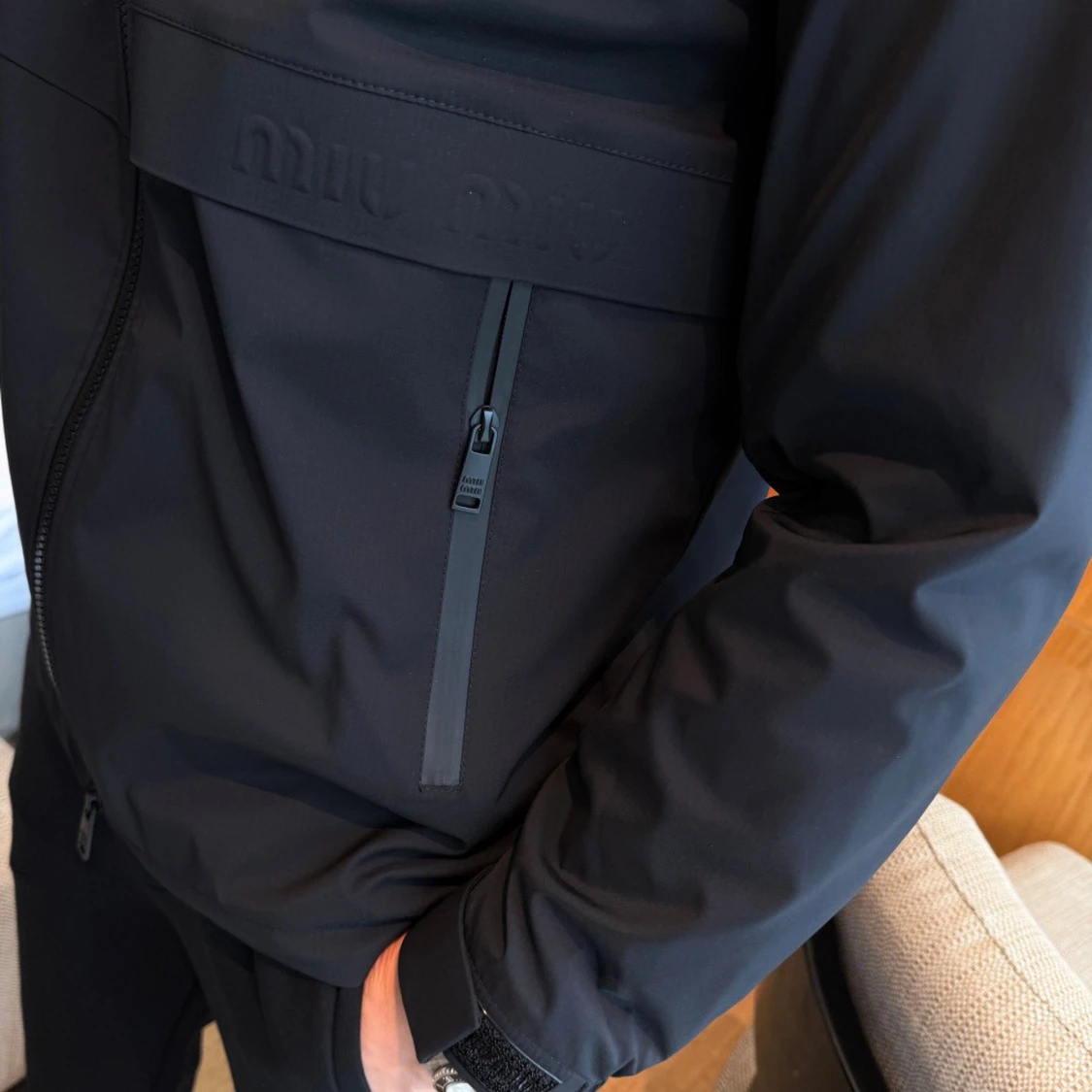 Svart vindjacka från Miu Miu - 1