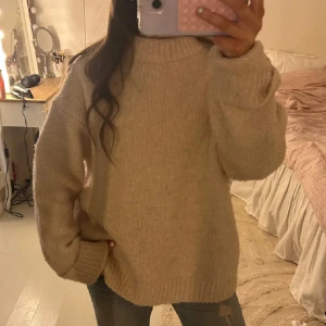 Stickad tröja  - Så gosig stickad till höst o vinter i en beige/ljusrosa färg 🥹🥹❤️