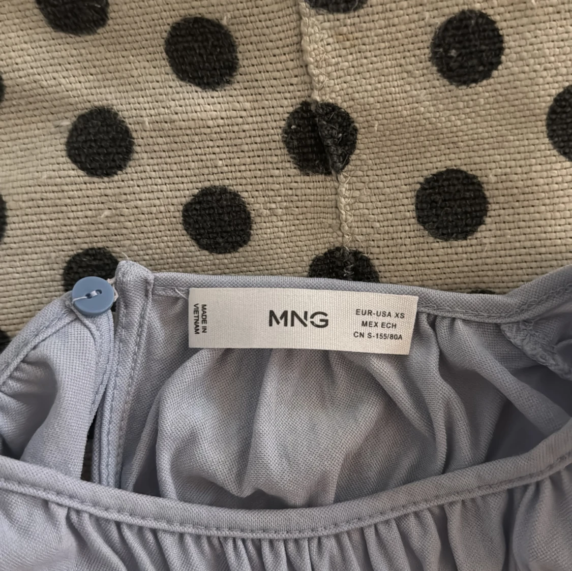 Ljusblå blus med puffärm från mango - 1