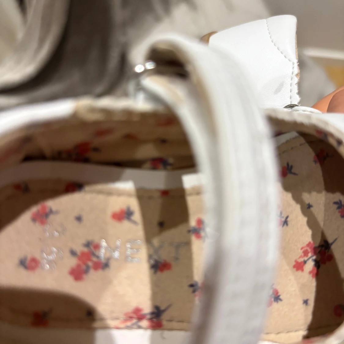 Vita ballerinaskor med fjärilsdetalj Next - 3