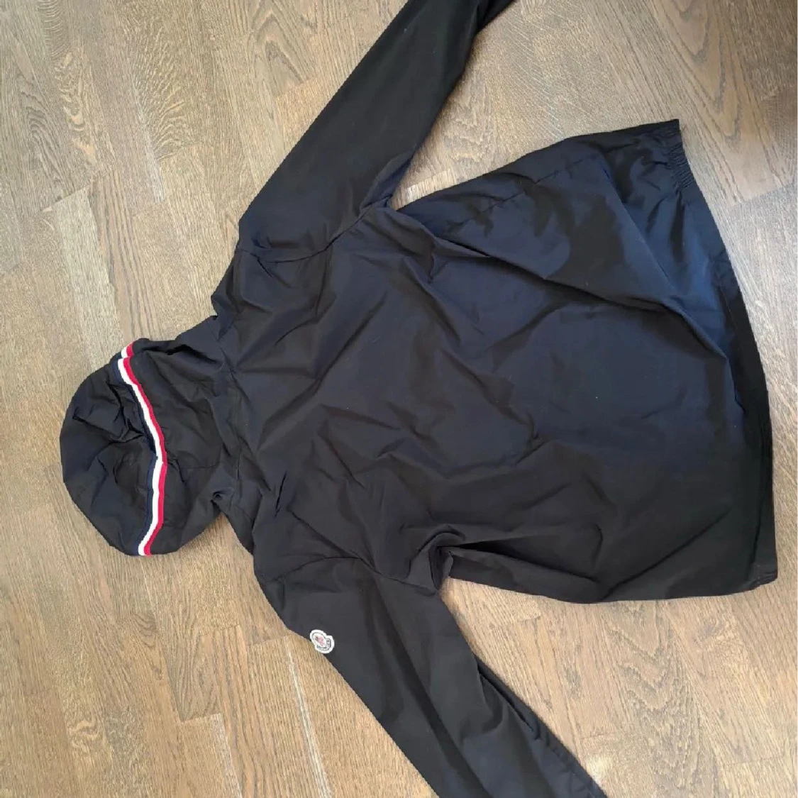 Svart vindjacka från Moncler med huva - 1