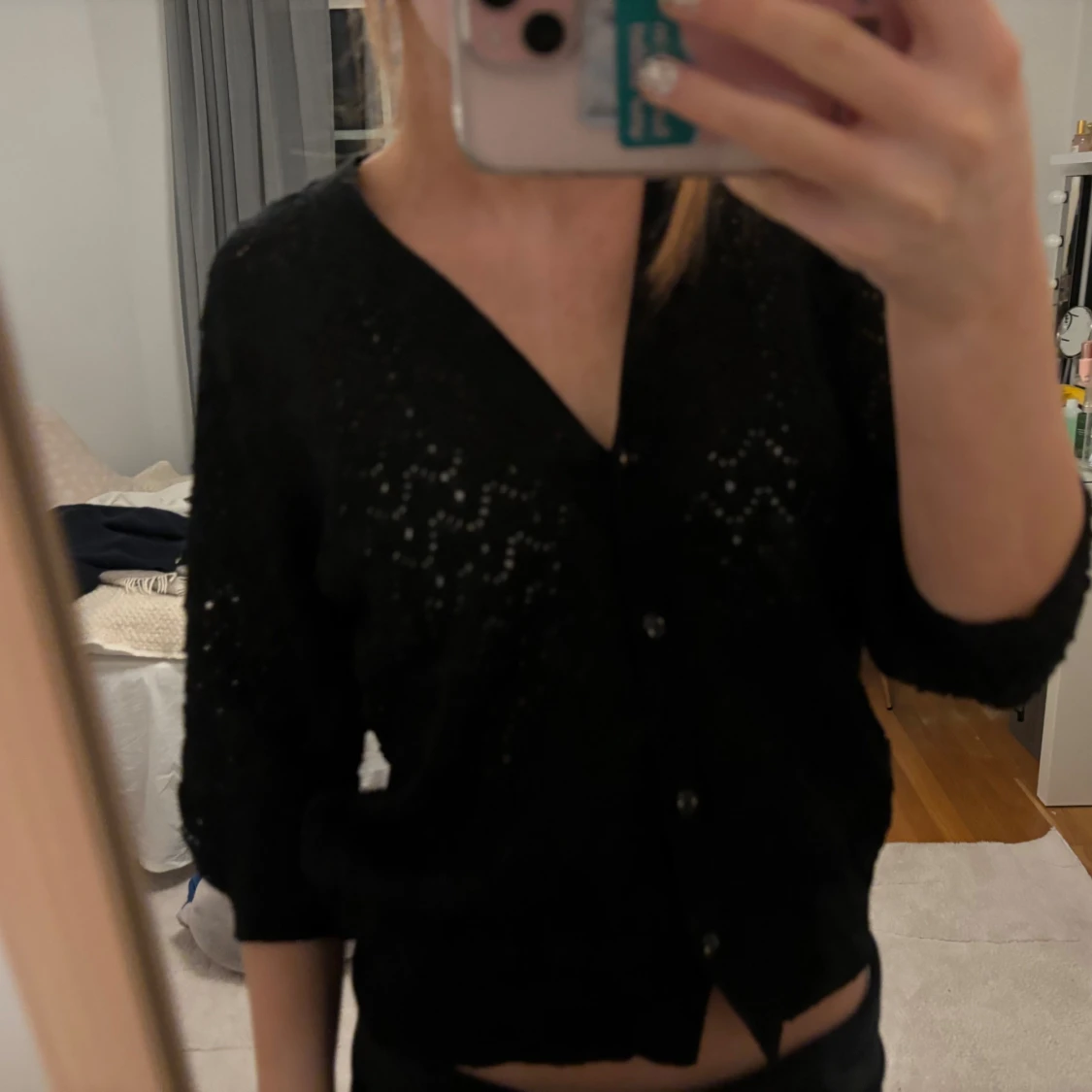 Svart stickad kofta med knappar - 1