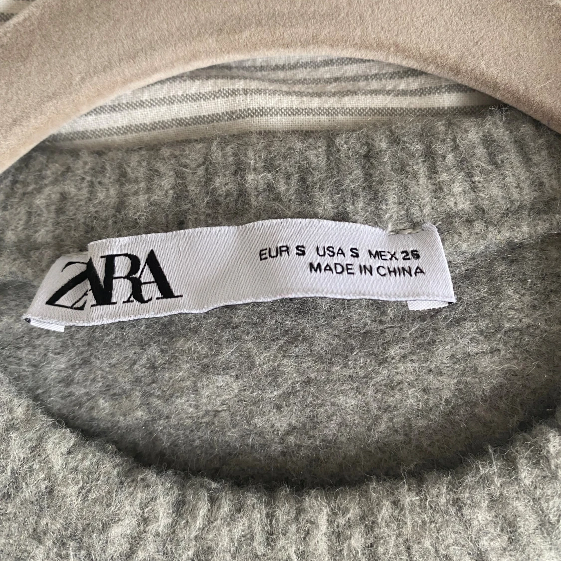 Grå stickad kortärmad tröja från Zara - 3