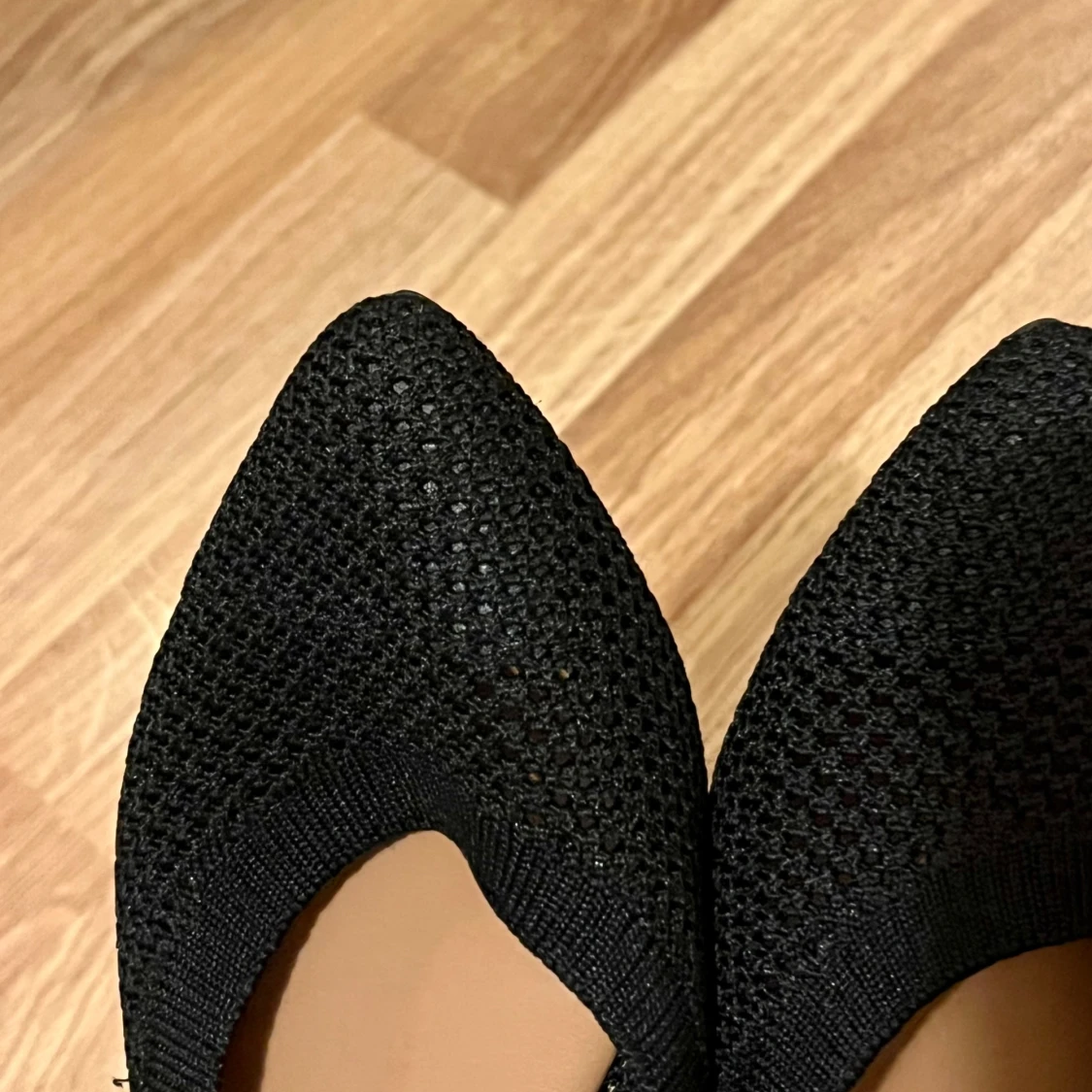 Svarta spetsiga ballerinaskor i stickat - 2