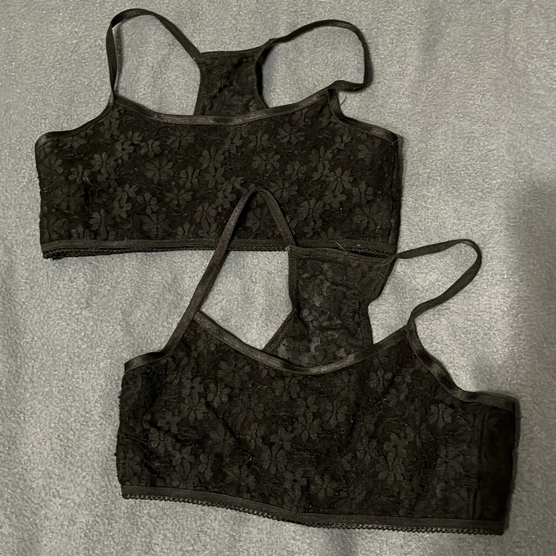 Svarta spetslinnetoppar från beTEEN