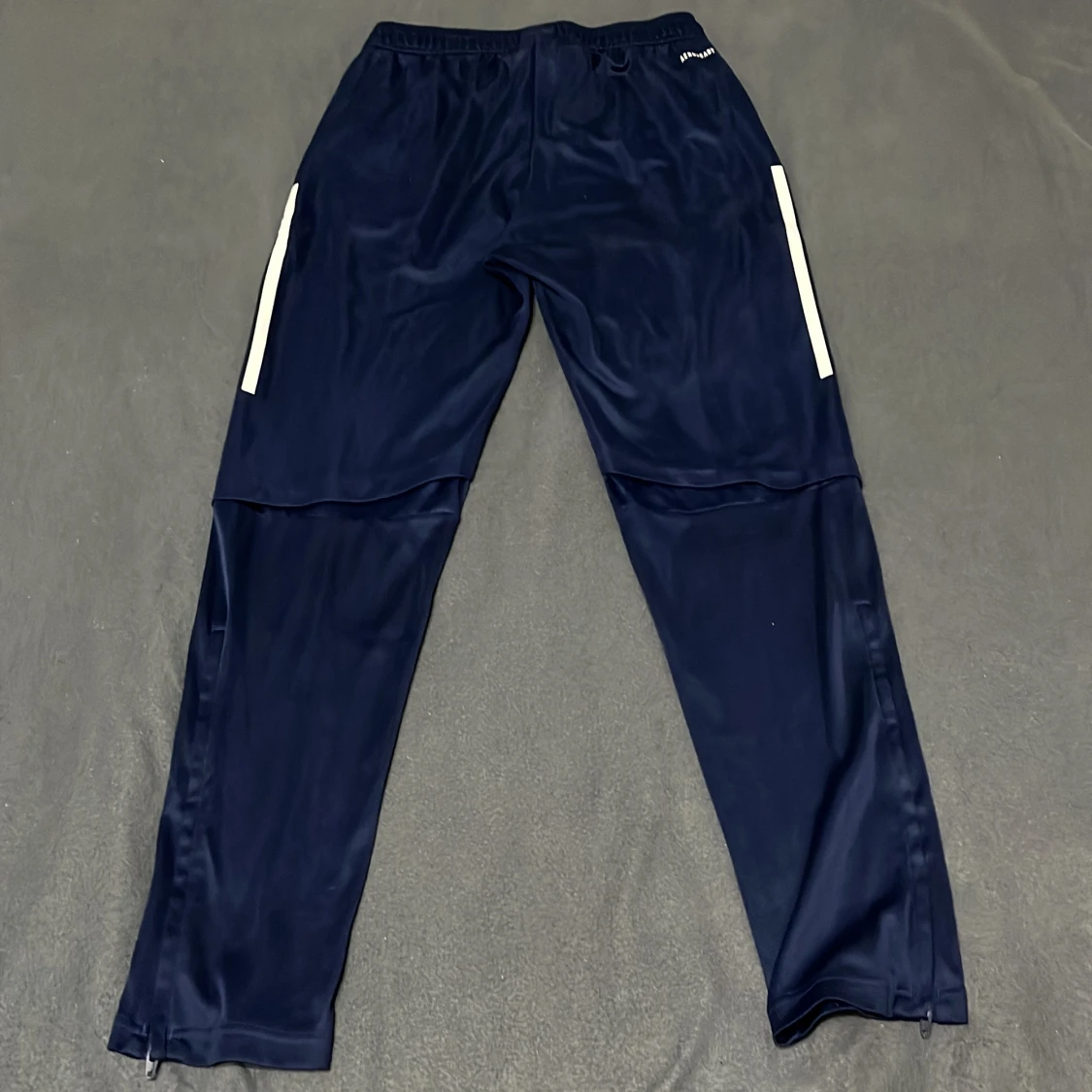 Adidas mörkblå träningsbyxor - 1