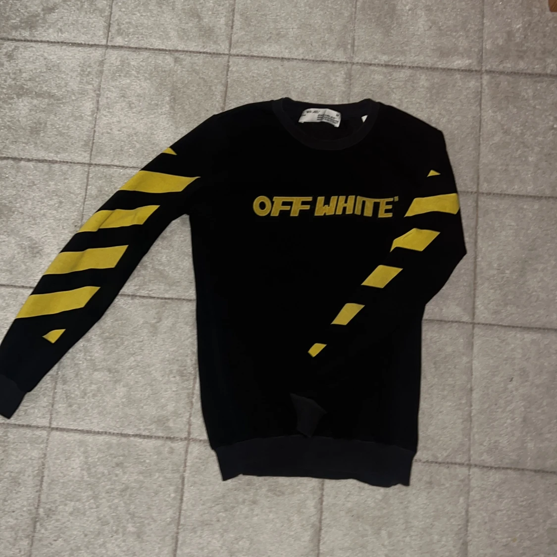 Svart Off-White tröja med gula ränder