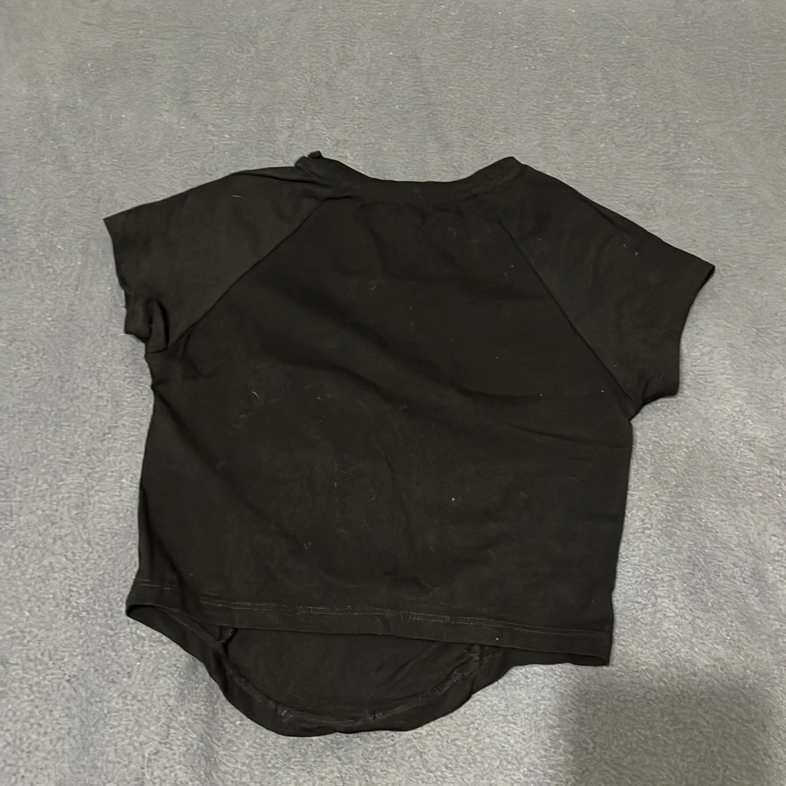 Svart topp med tryck från FB Sister - 1