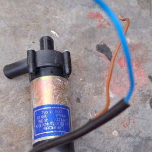 K G Knutsson Typ W 500 12V pump - Elektrisk cirkulationspump Typ W 500, 12V, 11W, 750 l/h, 0,1 bar. NOS . Till husvagn,husbil,båt, även perfekt för mindre vätskeapplikationer. 