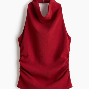 Röd halterneck topp - Såå snygg fest topp i fin färg❤️❤️säljer då jag fick fel storlek, endast använd 1 gång