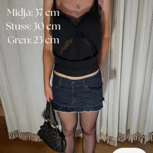 Volangkjol med rosetter - Midja: 37 cm Stuss: 30 cm. Gren: 23 cm. 