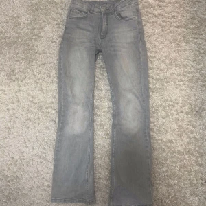 Grå bootcut jeans  - Säljer för att de har blivit för korta för mig 