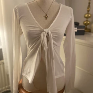 Knytblus långärmad - Vit långärmad knytblus från Gina tricot i storlek small. Nypris är 300kr, öppen för förhandling! Tröjan är i fint skick samt knappt använd!❤️