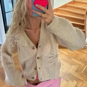 Super populär kofta!!! - Svin populär kofta till salu, finns inte att köpa mer, strl 164 och passar mig som vanligvis bär strl S. Superfint skick, köpt för 349 kr. Riktigt efterfrågad!💕💕🥰🙌🏽☺️