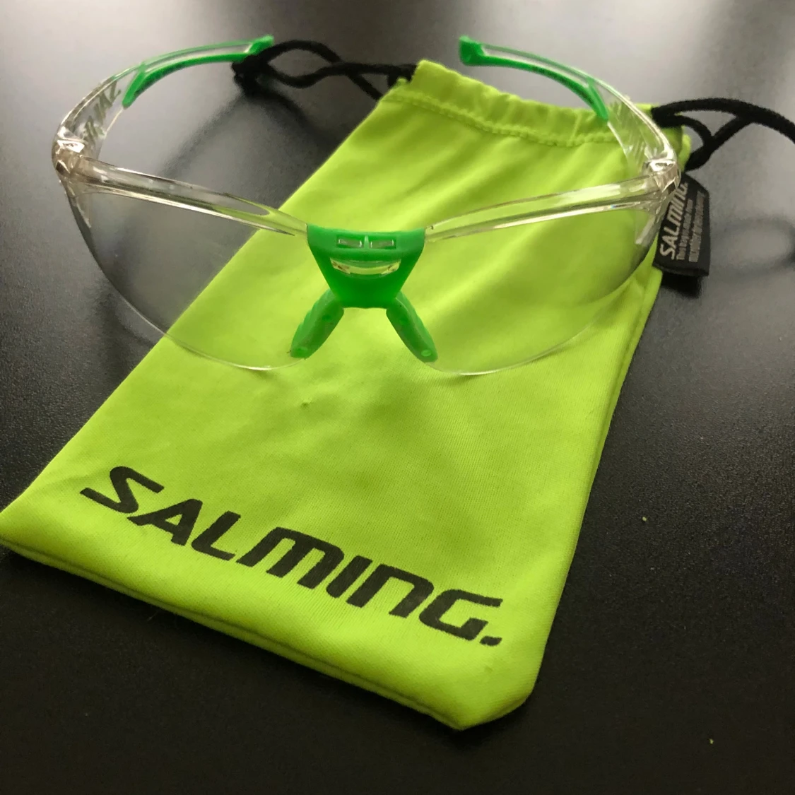 Salming sportglasögon med gröna detaljer