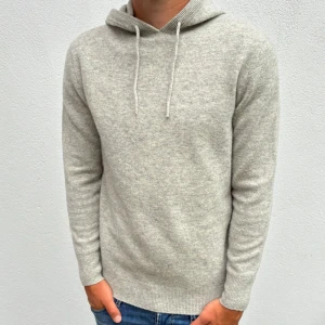 Kashmir/Merino hoodie - Ljusgrå Kashmir/Merino hoodie | Storlek S | Modellen är 177cm lång | Endast testad, därför toppskick utan defekter | Hör av dig vid frågor🌟