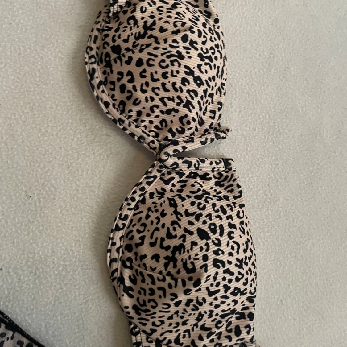Leopardmönstrad bikini set med meshkjol - 3