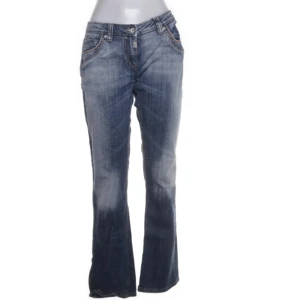 💘 Perfekt low waist vintage jeans alert!! 💘 - Säljer mina sjukt snygga lågmidjade ljusa jeans från Timezone – sån där perfekt slitning och passform som man letar överallt efter!! 🤍😘   De sitter helt magiskt, lite baggy men ändå snyggt tight på rätt ställen 😭🩵  Köpta secondhand men oanvända av mig, i superfint skick!   Passar mig (ca 170 cm, brukar ha S/M). 📏 Midja ca 82–84 cm  📏 Innerben ca 80–83 cm    Säljer helst inte men de förtjänar att användas 😭💔   Högst bud vinner 💋 bud från 400 kr 💋 Fråga gärna om fler bilder  – svarar snabbt 🫶