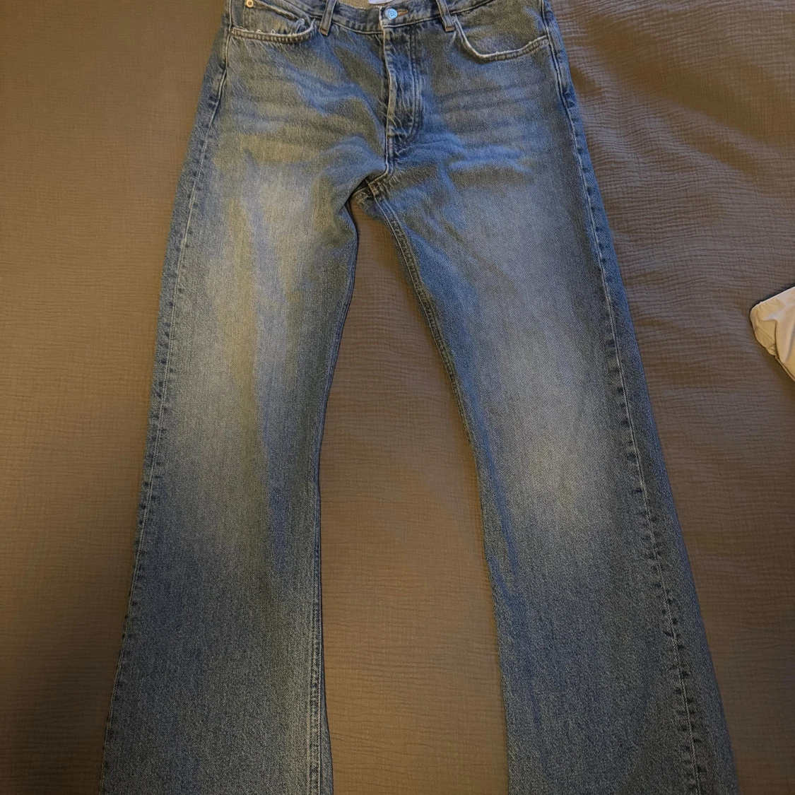 Blå raka jeans från HOPE - 1