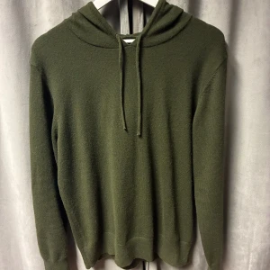 Grön kashmir hoodie - Säljer nu min schyssta mörkgröna Kashmir hoodie i storlek M. Riktigt snygg och eftertraktad färg! Endast använd 2 gånger, därför perfekt skick, 10/10! Skriv vid frågor