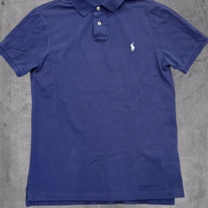 Marinblå pikétröja från Polo Ralph Lauren - Marinblå Ralph Lauren piké Skick: 8/10 Storlek: M Hör av er vid frågor eller funderingar