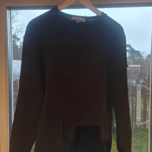 Marinblå Stone Island sweatshirt slim fit - Marinblå sweatshirt från Stone Island i slim fit med broderad logga på bröstet och klassisk patch på ärmen. Tröjan har rund hals, ribbade muddar och är tillverkad i mjuk bomull. 9/10 skick, har en vääääldigt liten skada på bakre armen som knappast märks då tröjan är väldigt mörk, kan skicka bild efter önskemål. Hör av dig om du har minsta fundering!