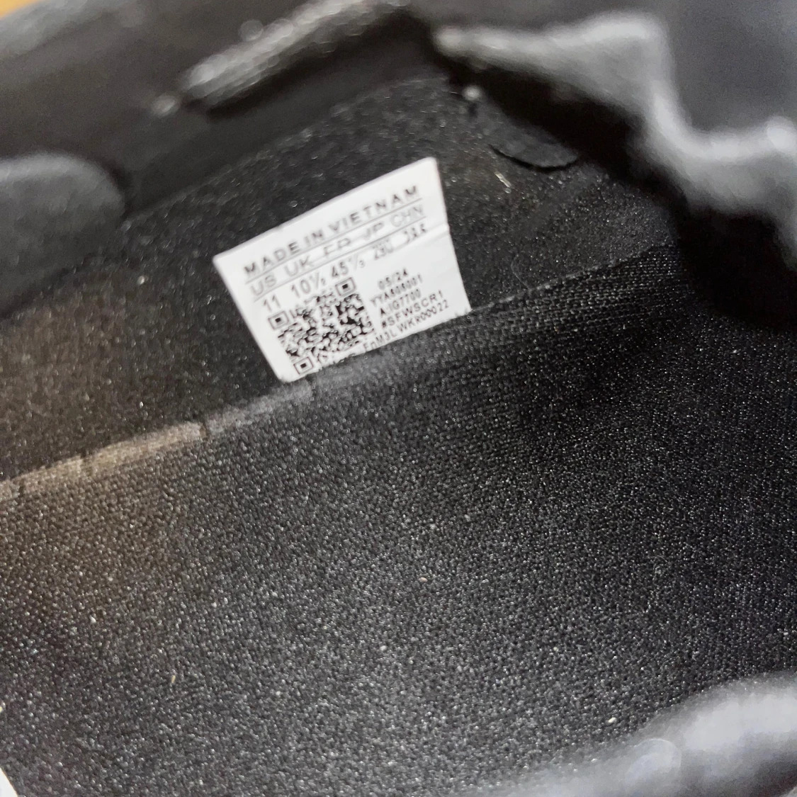 Svarta och guldiga adidas fotbollsskor - 2