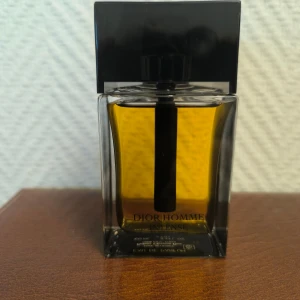 Dior Homme Intense Eau de Parfum -2017 - Dior Homme Intense Eau de Parfum, 100 ml. Tillverkad i Frankrike. En ikonisk flaska med modern vibe, perfekt för dig som vill sticka ut med stil och elegans.
