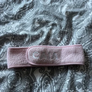 Caia hårband - Rosa hårband från Caia. Toppenskick! Nytvättat! Kolla gärna in mina andra annonser och lägg gärna prisförslag på bundle!
