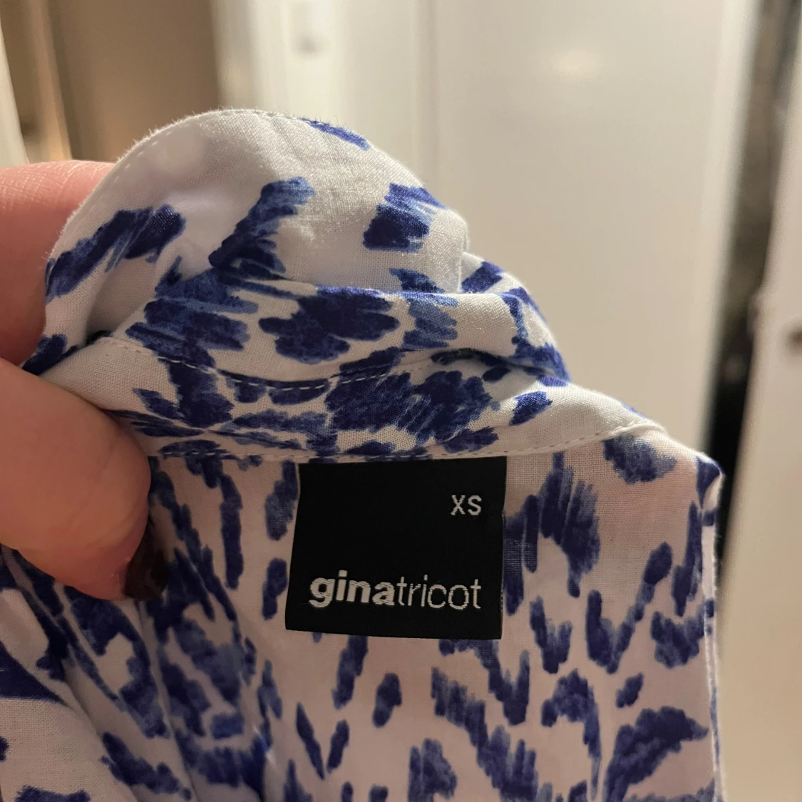 Blåvit blommig kortklänning Gina Tricot - 2