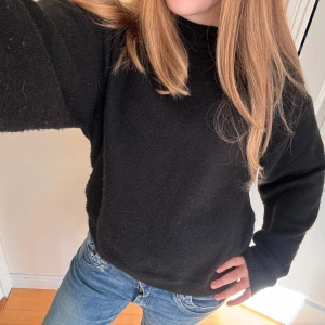 Svart stickad tröja från H&M XS - En svart stickad tröja från H&M i storlek XS. Nästan aldrig använd och i bra skick💗