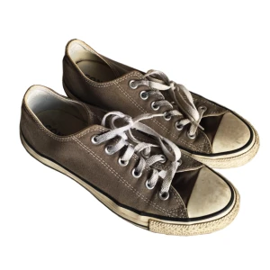 Gråa låga Converse sneakers  - Gråa Converse skor (obs! Defekt finns, se sista bild, annars i ganska bra skick)