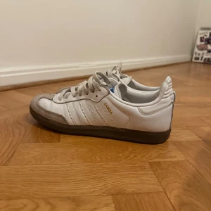 Vita adidas samba  - Vita sambas storlek 38 2/3. Använda men bra skick. 