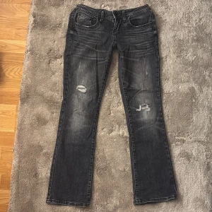 Lågmidjade jeans LTB - Lågmidjade mörkgrå bootcutjeans från LTB i modellen Valerie💗Köptes för 999kr, säljer för 399!