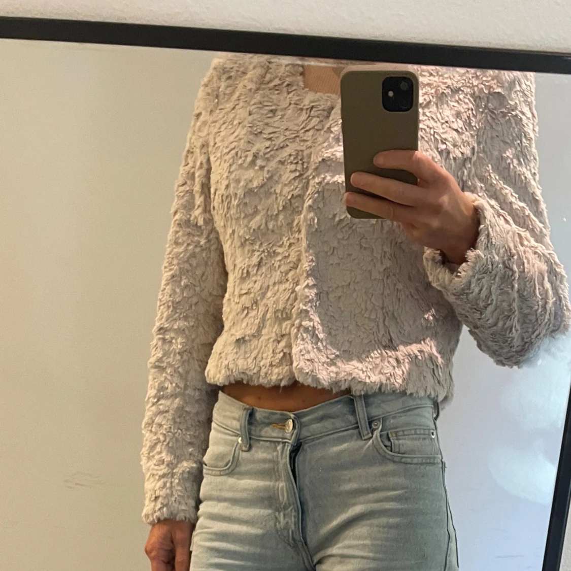 Ljusgrå pälsjacka med croppad passform - 3