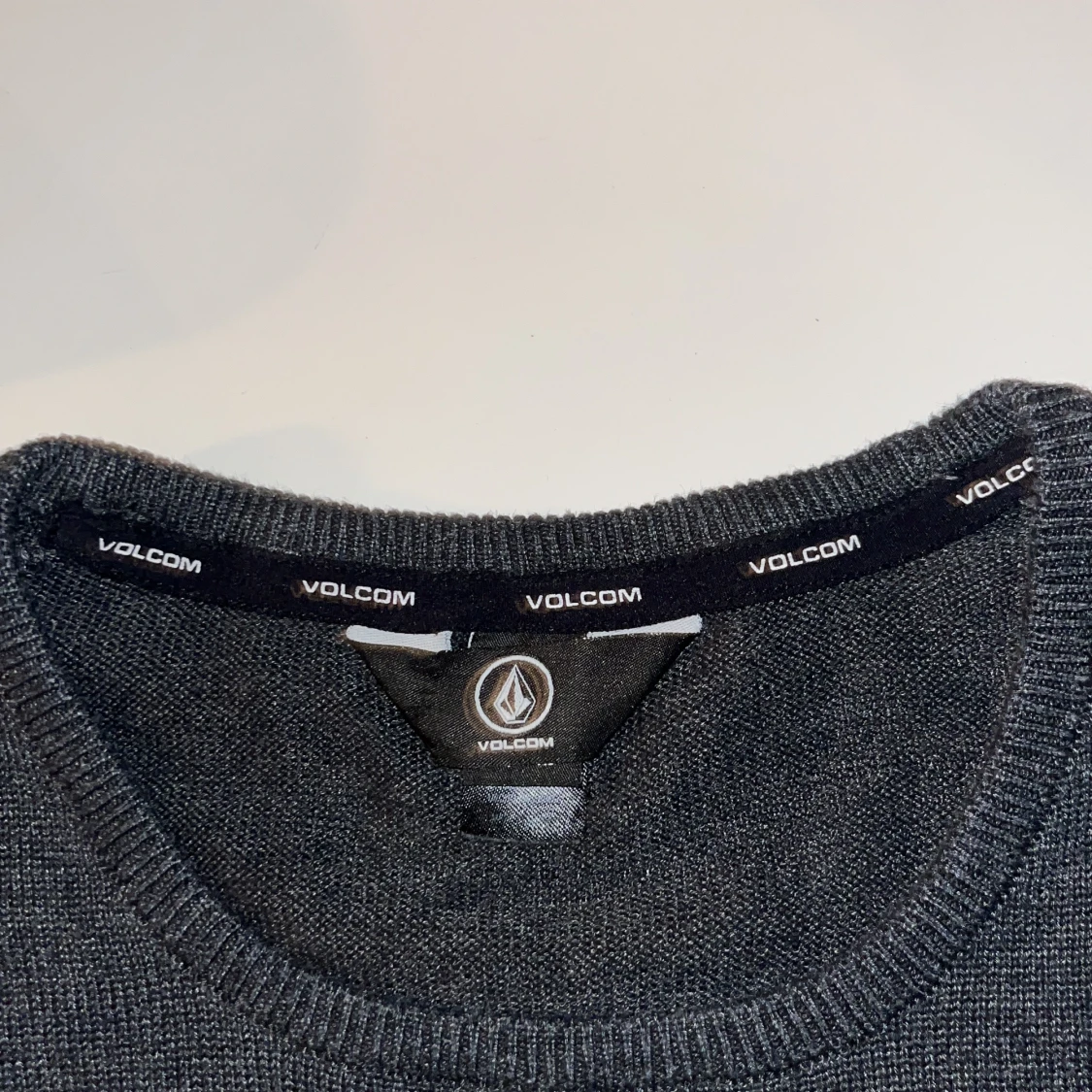 Mörkgrå stickad tröja från Volcom - 3