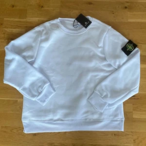 Stone island tröja - Helt ny stone Island tröja som jag säljer för endast 700kr. säljer den eftersom den inte passar mig. Den är i storlek S