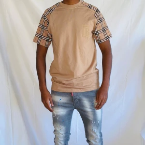 Burberry tshirt strl S - Helt ny. Fin replika med grym kvalitet. Modellen är 175cm bär storlek Small på bilden. Pris: 999kr. Först till kvarn. Skickas direkt inom 24h.