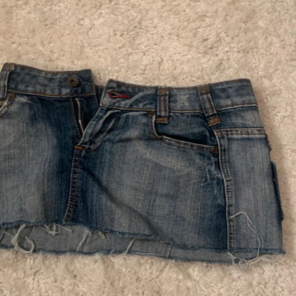 Blå jeanskjol för fest 