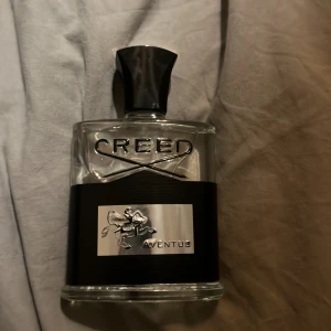 Creed Aventus 120ml parfym - Exklusiv Creed Aventus, 120 ml. En ikonisk parfym med lyxig känsla och stilren design. Perfekt för dig som vill sticka ut och göra intryck. Snygg flaska som passar i samlingen.