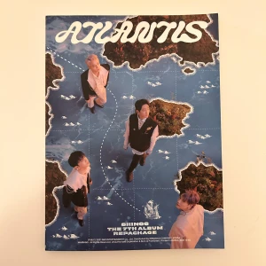 Atlantis: The 7th Album Repackage - Upptäck SHINees 7:e album 'Atlantis' med coolt havstema, snygga foton, samlarkort och CD. Perfekt för dig som älskar K-pop, musik och unika samlarprylar! Albumet har en kreativ design och passar både fans och nyfikna unga vuxna.