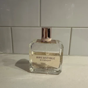 Givenchy Irresistible Eau de Toilette - Fräsch och modern parfym från Givenchy med stilren design. Perfekt för dig som vill sticka ut med en exklusiv touch. Flaskan är märkt med 'Eau de Toilette Fraiche'. 70 % kvar av denna parfym. 