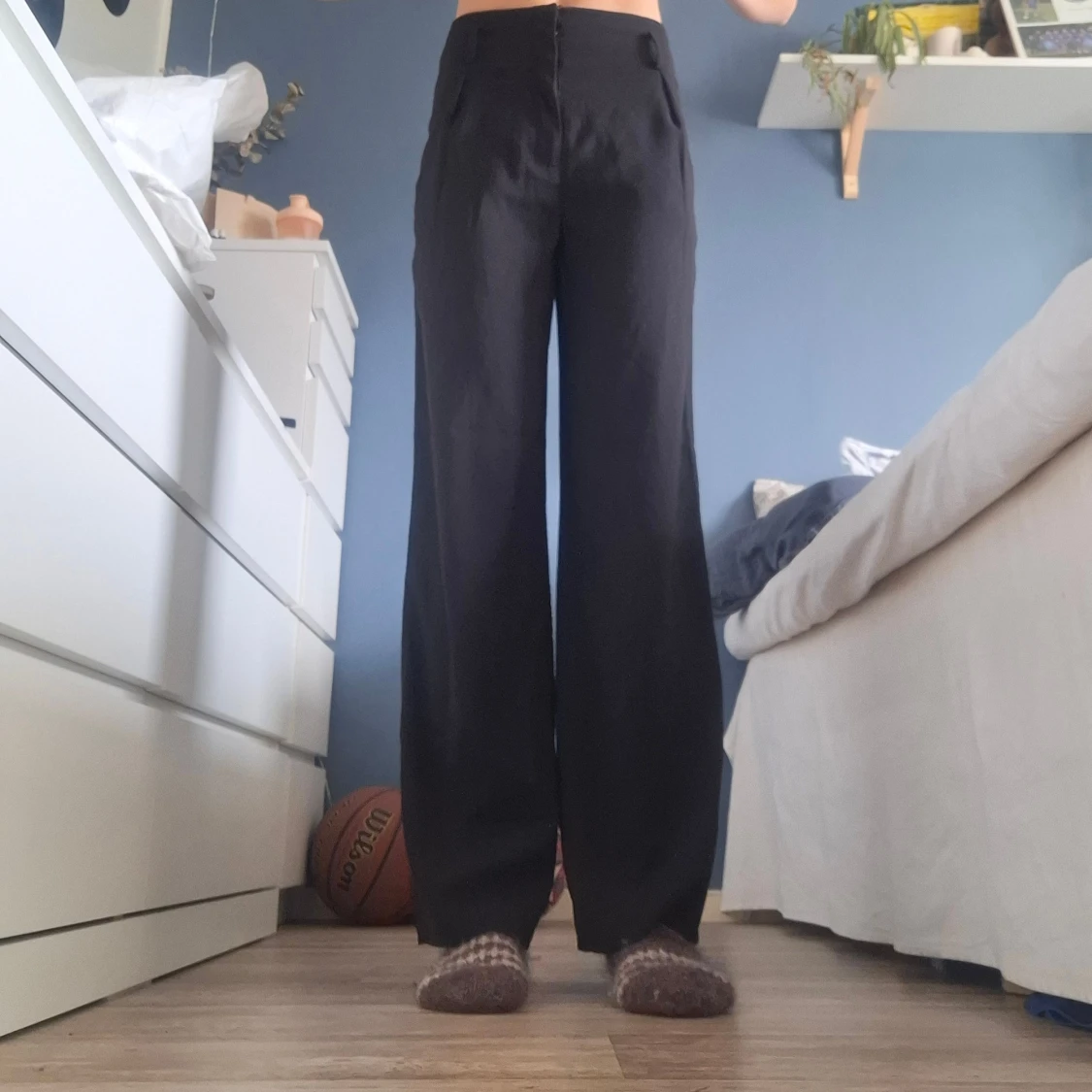 Svarta vida byxor från H&M, stl 34