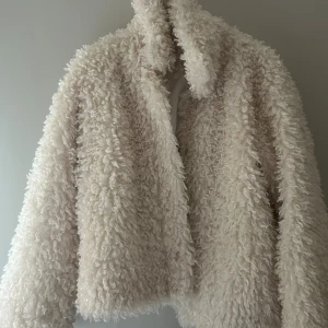 Beige teddyjacka - Supermjuk och fluffig teddyjacka från Kappahl i beige färg. Jackan har en oversized look, Pefekt till höst!💞