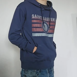 Mörkblå Saint Laurent hoodie - Fet Saint Laurent Hoodie | Skick nästintill ny | tags förekommer ej (gamla bilder) | Storlek S | Färg mörkblå | Pris diskuterbart 😊