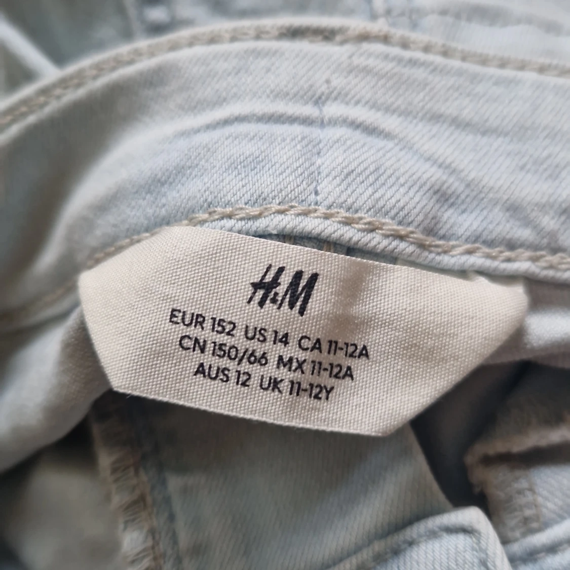 Ljusblåa jeansshorts från H&M - 2