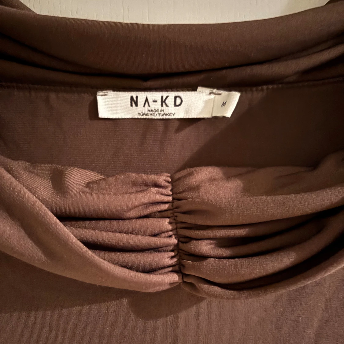 Brun och champagne offshoulder långklänning NA-KD - 2